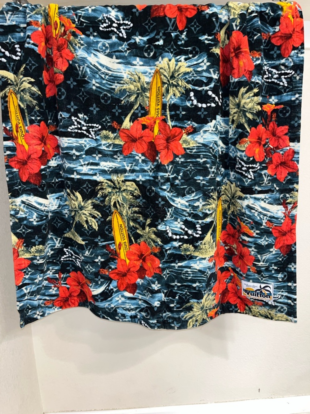 New Authentic Louis Vuitton Surfin' Monogram Beach Towel M79818 - Picture 13 of 15